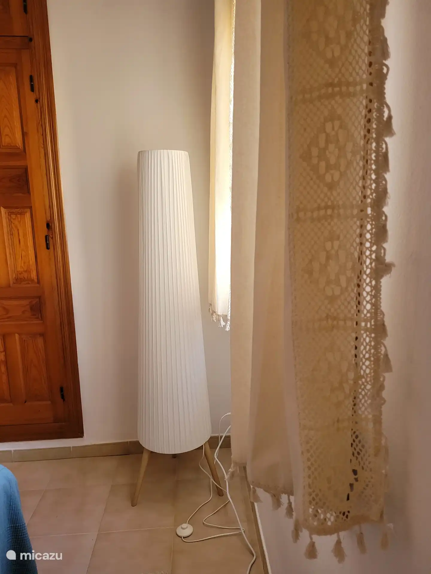 Dormitorio más pequeño con persiana