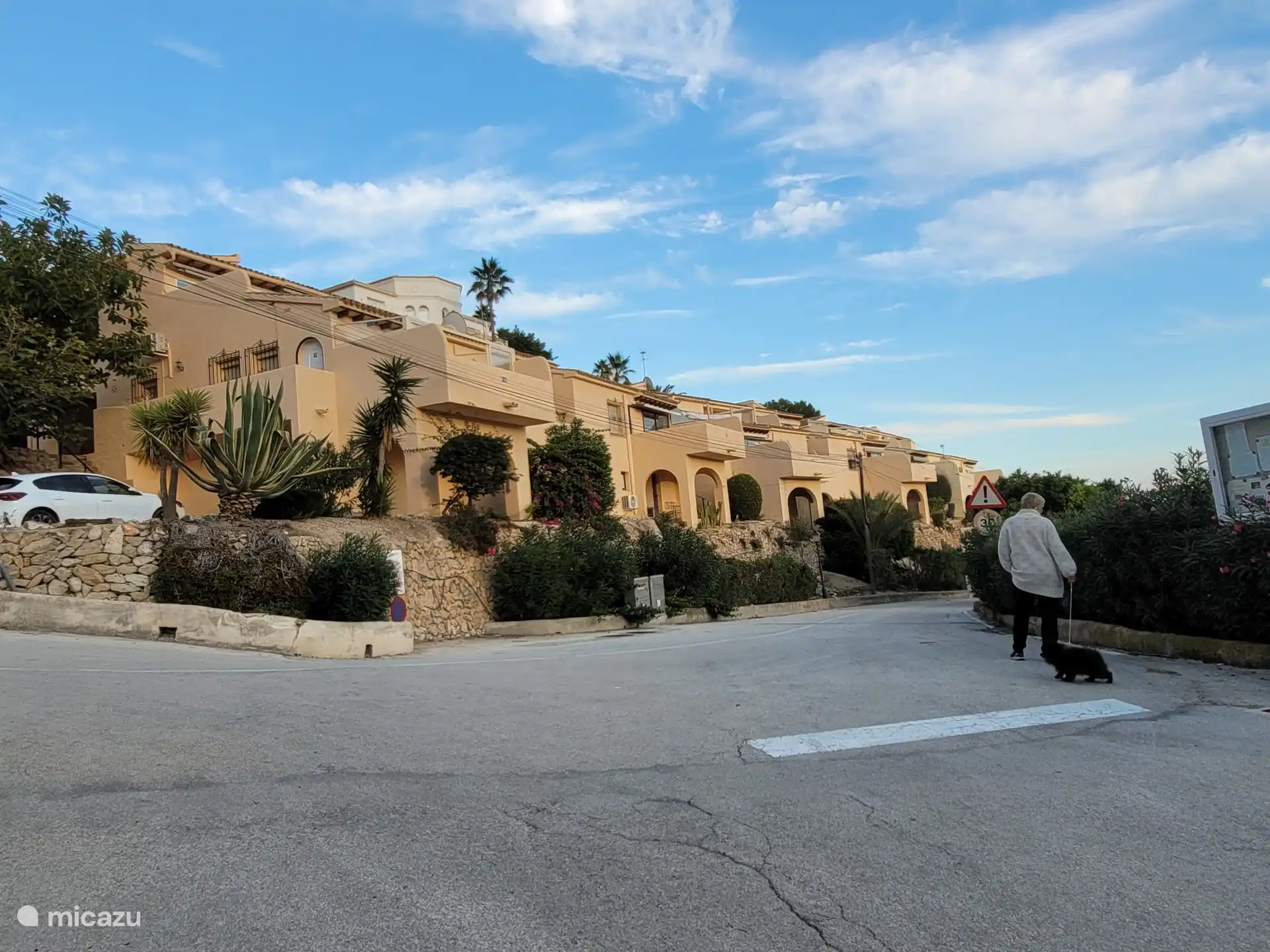 Vista exterior con estacionamiento