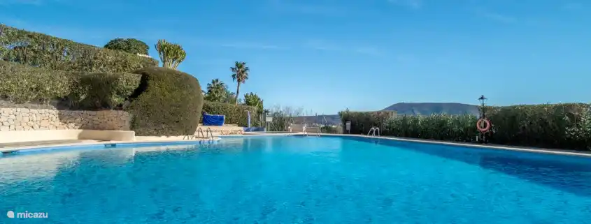 Relájese en la amplia piscina comunitaria. También encontrará una piscina infantil adicional, que incluye tumbonas y duchas.