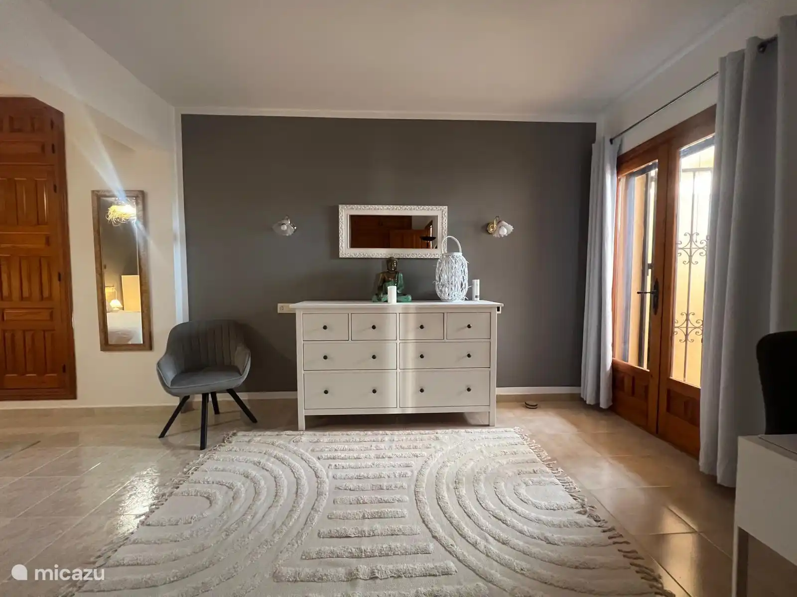 Dormitorio con amplio espacio de trabajo (quién tiene que :-))