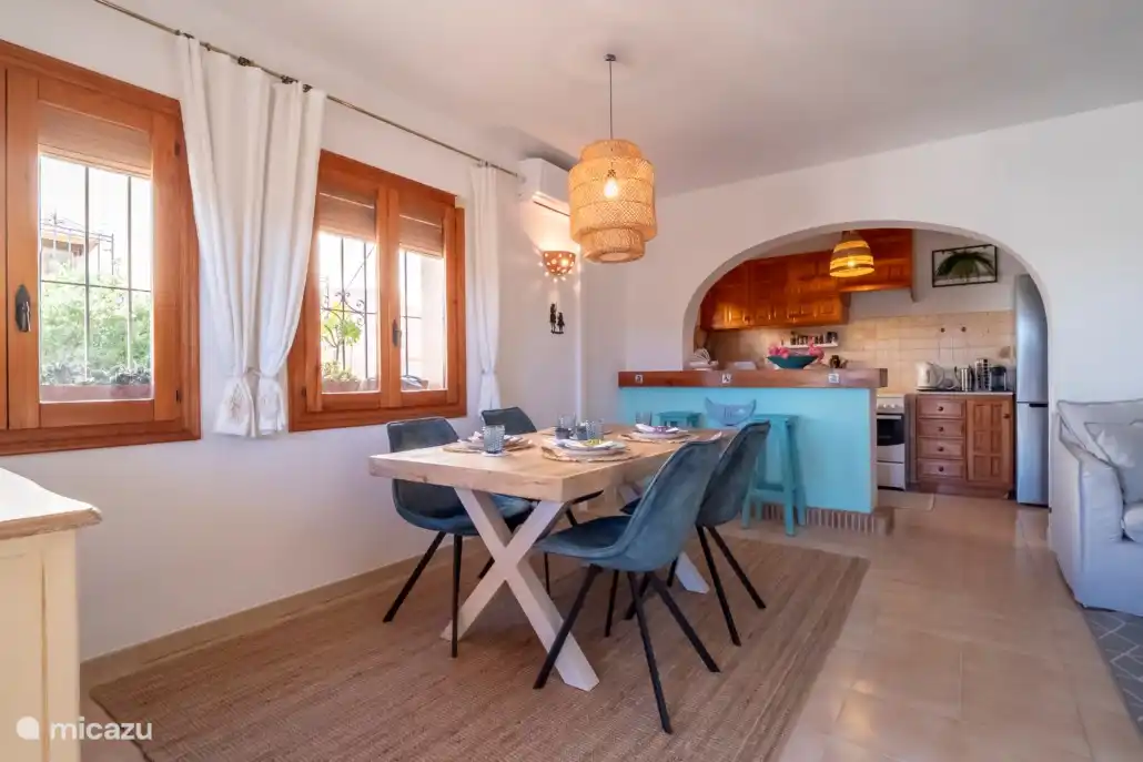 La zona de comedor con encimera de cocina