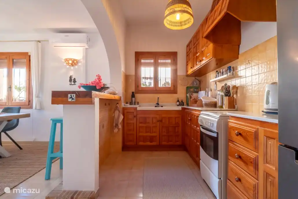 Cocina al estilo tradicional español. Equipado con cafetera Nespresso, estufa, hervidor de agua, tostadora, nevera-congelador