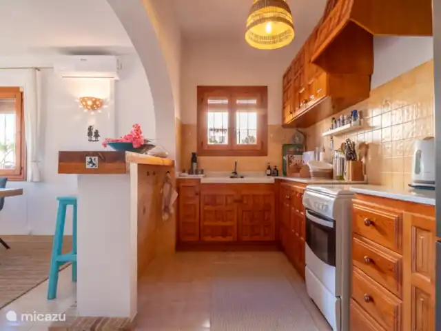 Casa Eva   huren in Spanje, Costa Blanca, Teulada - bungalow Keuken in traditionele Spaanse stijl. Uitgerust met Nespresso-apparaat, fornuis, waterkoker, broodrooster, koel-vriescombinatie