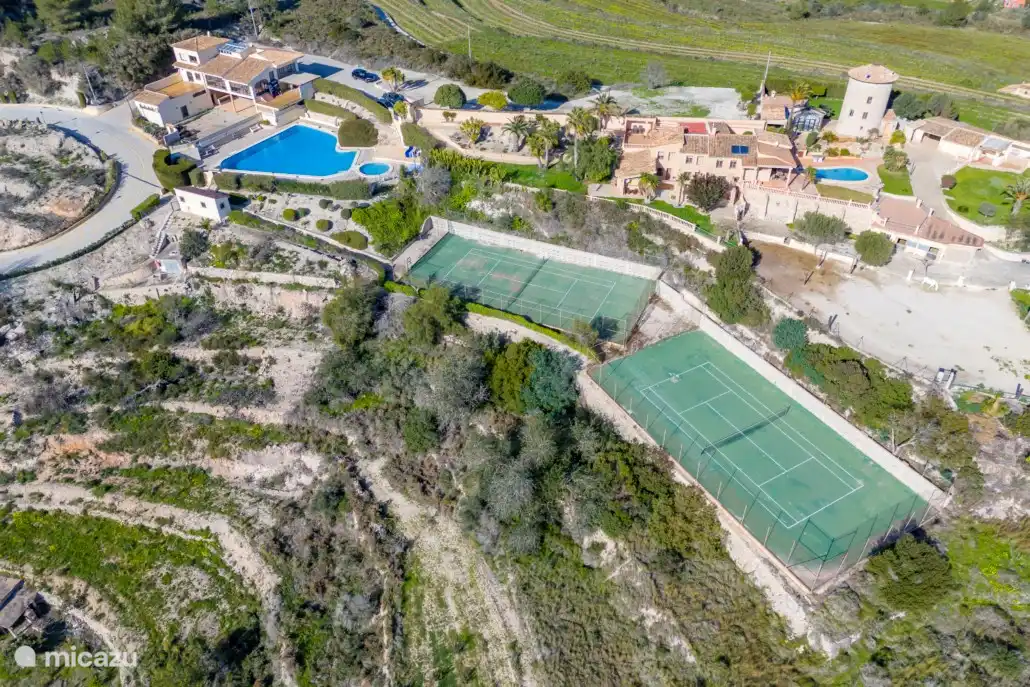 Piscina y canchas de tenis desde la perspectiva de las aves