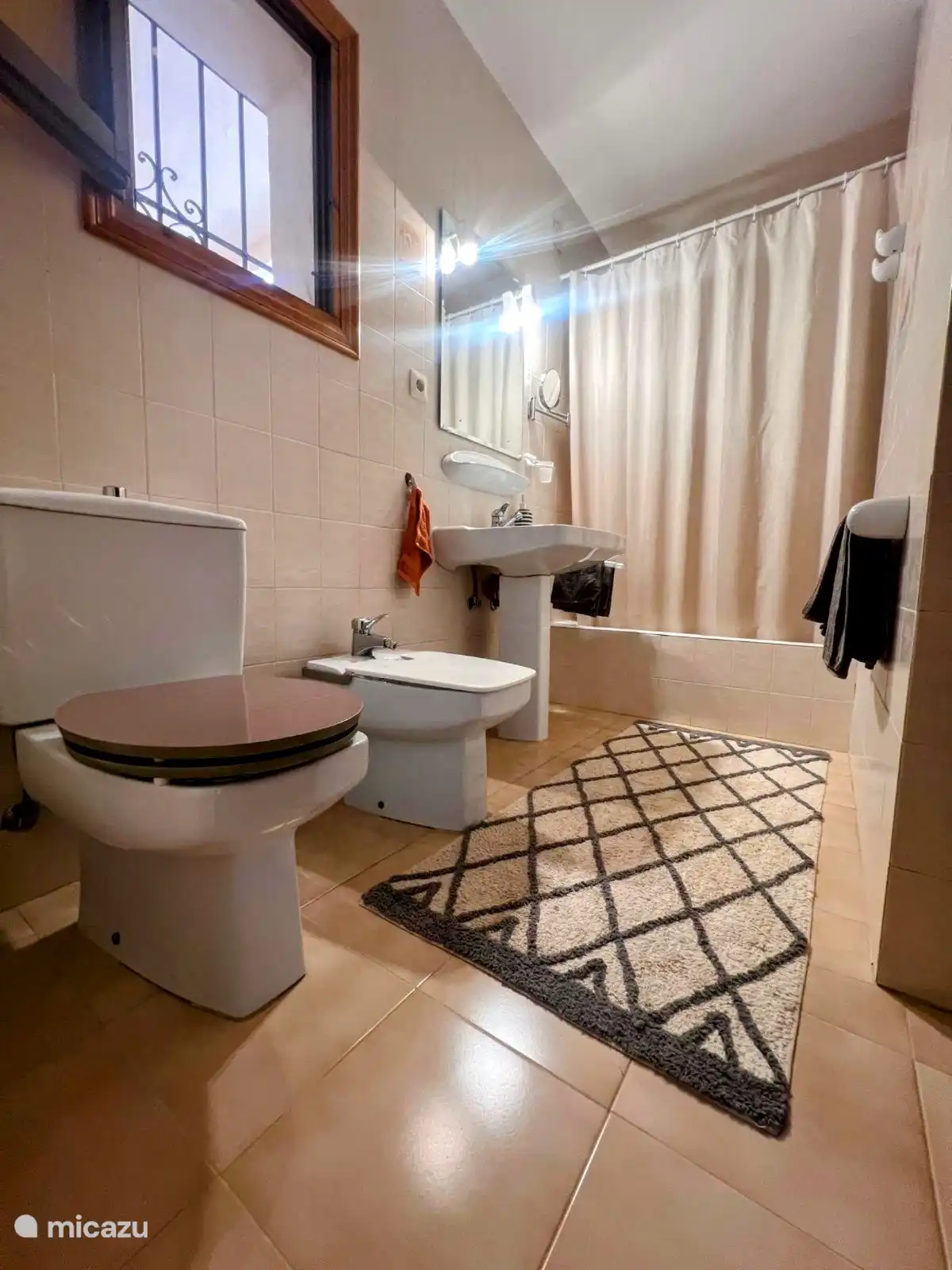 Baño luminoso con plato de ducha y bidé