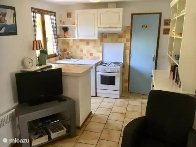 Location de Vacances France, Côte d'Azur, Gassin, chalet - Le Clochard Cuisine depuis le salon