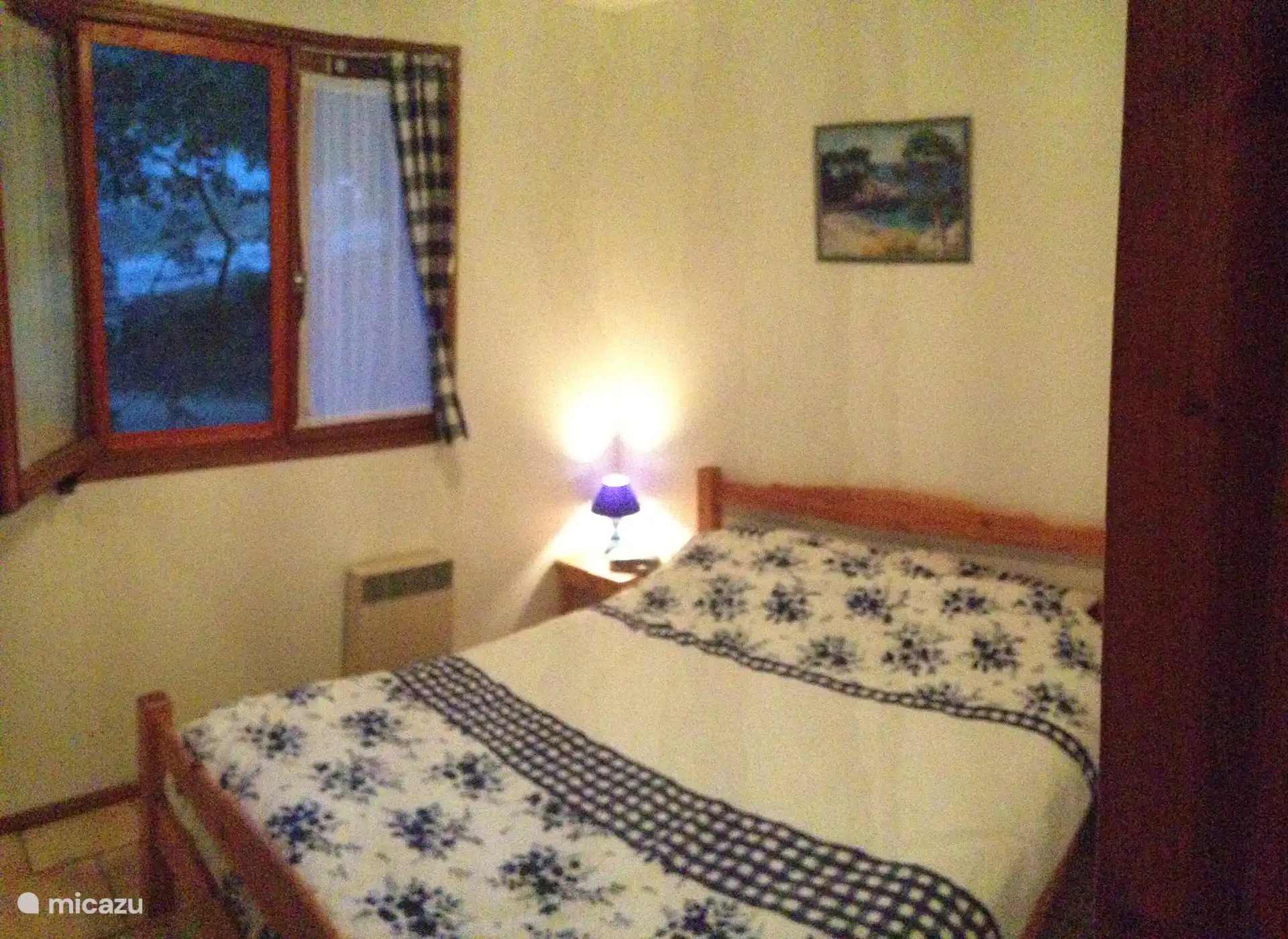Schlafzimmer mit Doppelbett