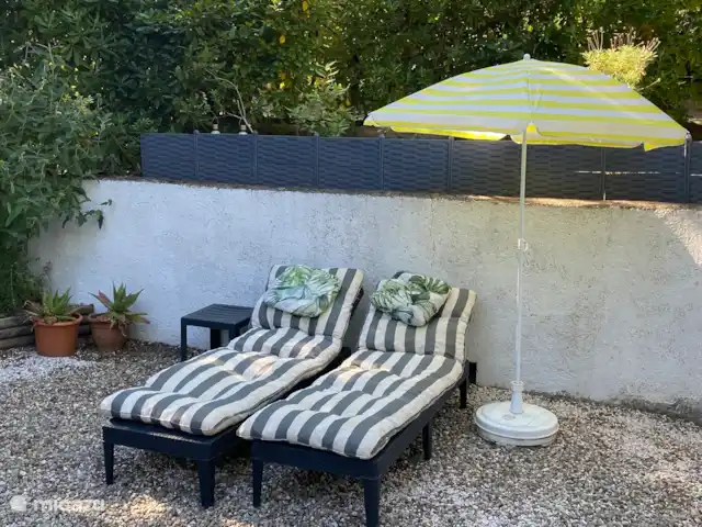 Location de Vacances France, Côte d'Azur, Gassin, chalet - Le Clochard Détendez-vous sur les chaises longues