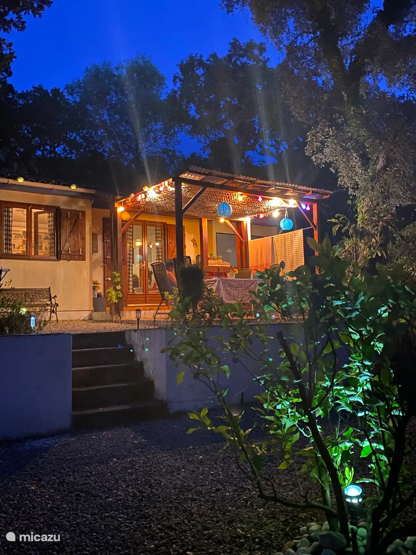 Maison Le Clochard bei Nacht