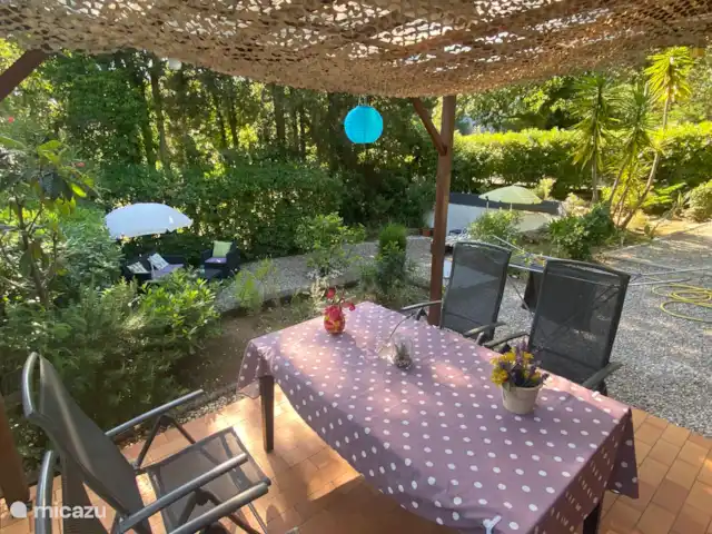Location de Vacances France, Côte d'Azur, Gassin, chalet - Le Clochard De sous la véranda donnant sur la fosse de salon avec ensemble de salon, hamac et chaises longues