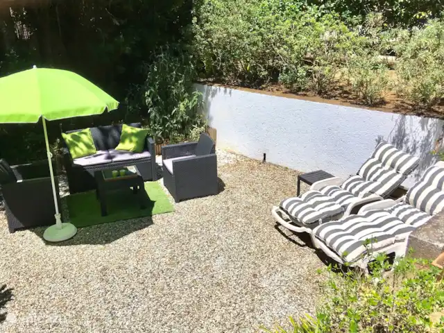 Location de Vacances France, Côte d'Azur, Gassin, chalet - Le Clochard Jardin avec salon, chaises longues et hamac