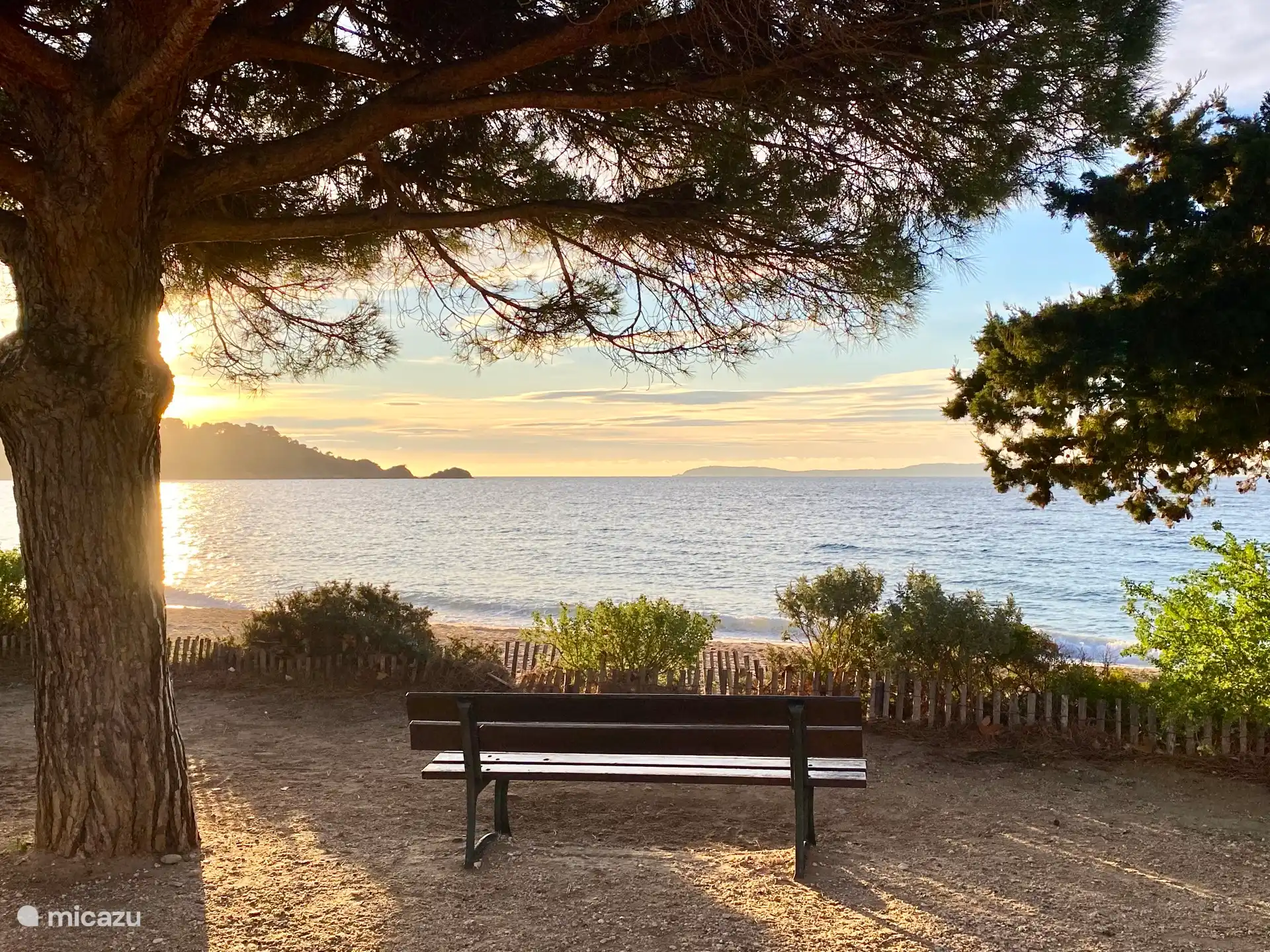 Eine schöne Bank bei Sonnenaufgang in Cavaliere