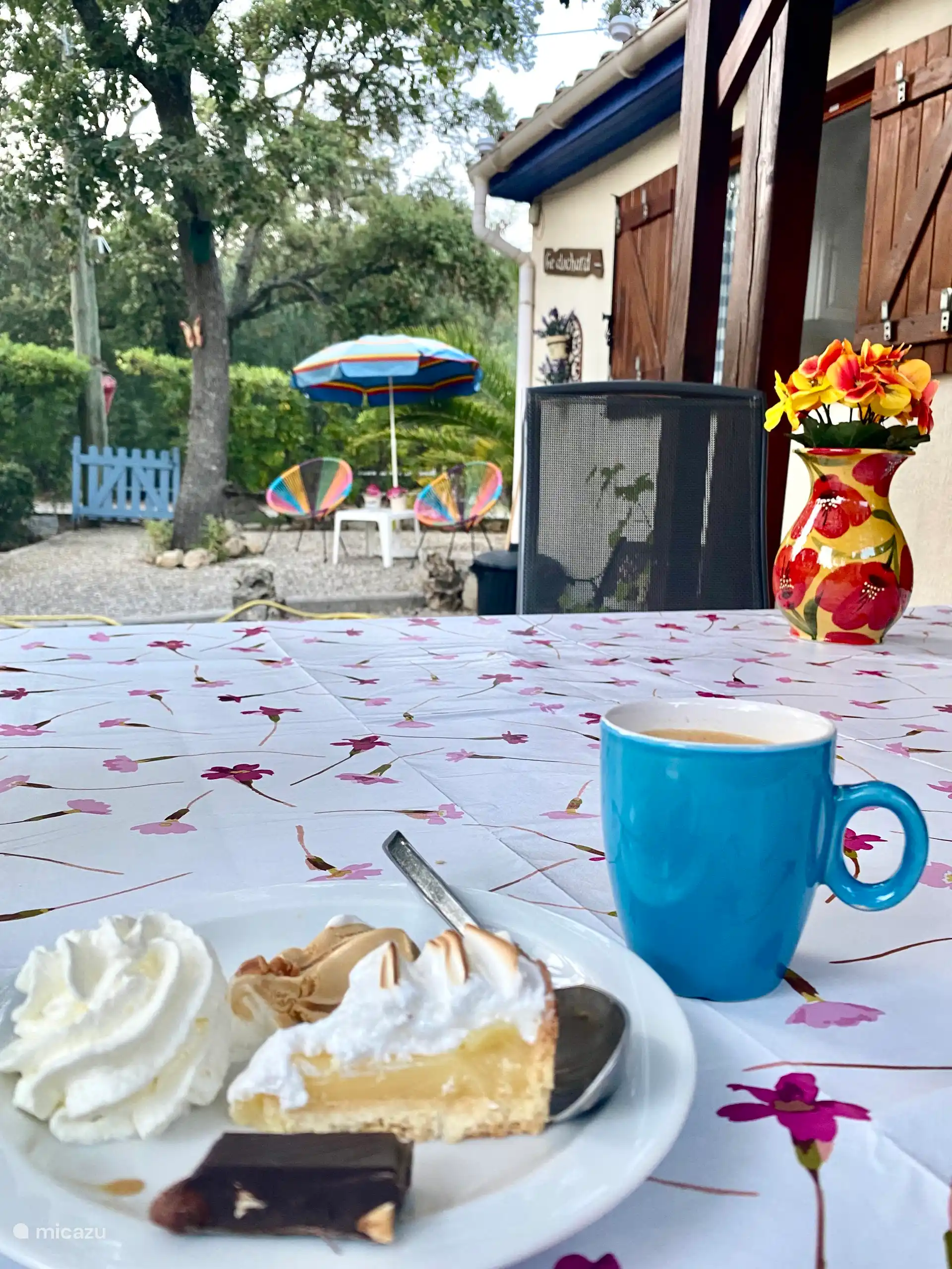 Eine Tasse Kaffee vor dem Ferienhaus 