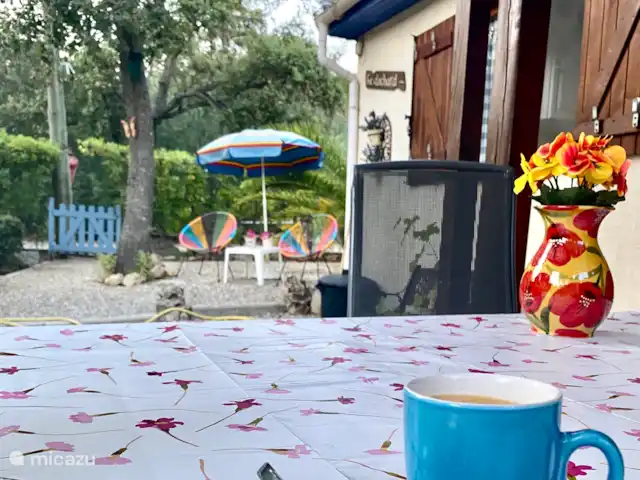 Location de Vacances France, Côte d'Azur, Gassin, chalet - Le Clochard Une tasse de café devant le chalet