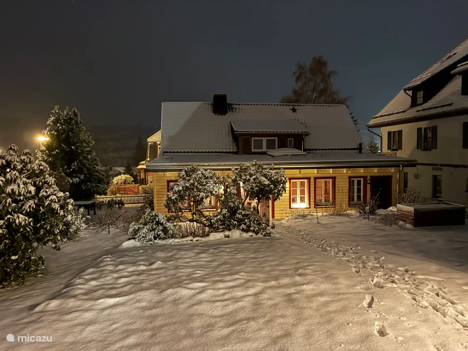 Uitzicht op tuin in de sneeuw