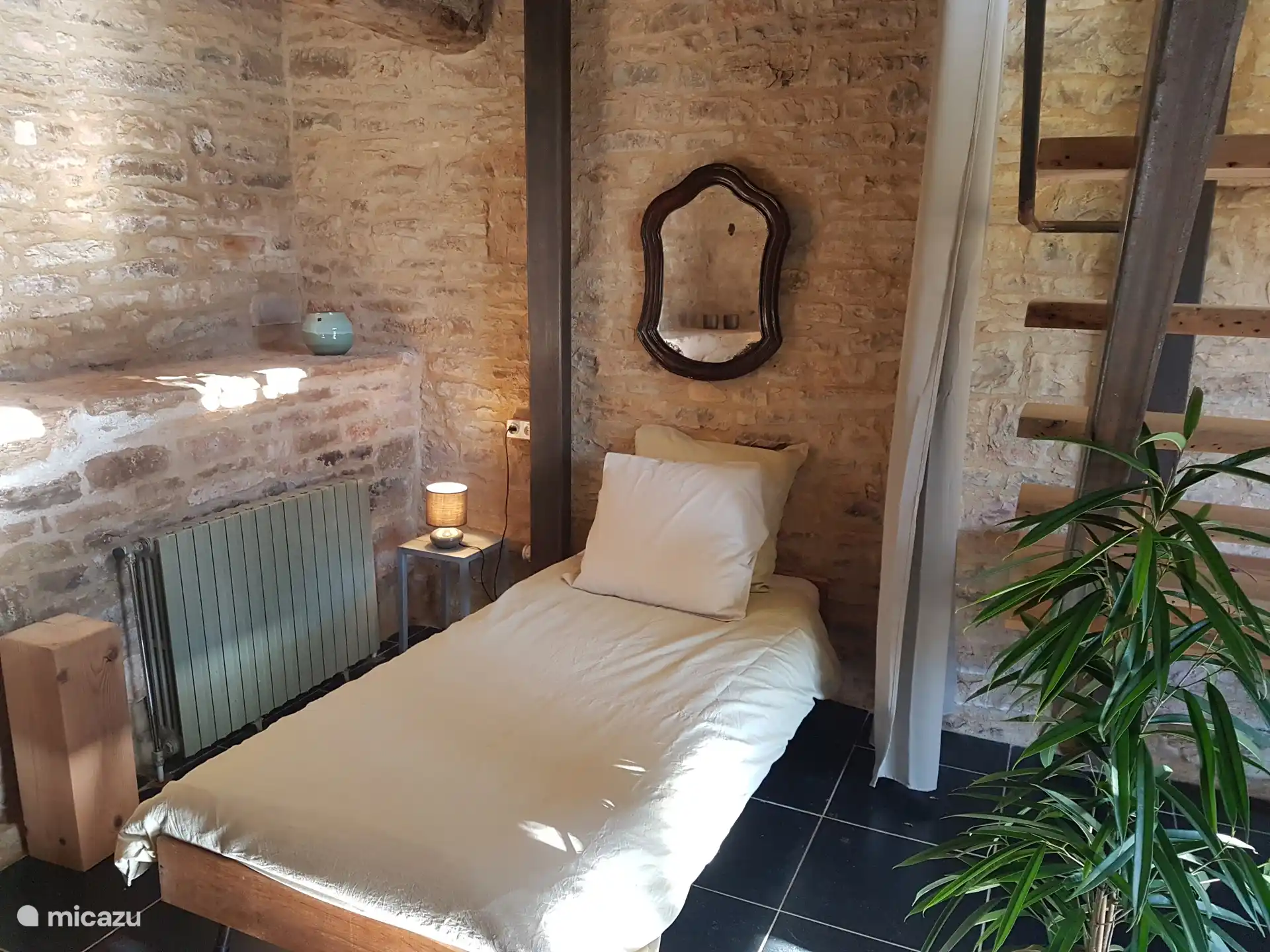 Single bed in the family room