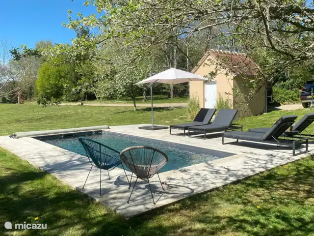 Maison des Coeurs Perdus huren in Frankrijk, Bourgogne, Sainte-Colombe-des-Bois - vakantiehuis Lekkere lounge stoelen rondom het zwembad