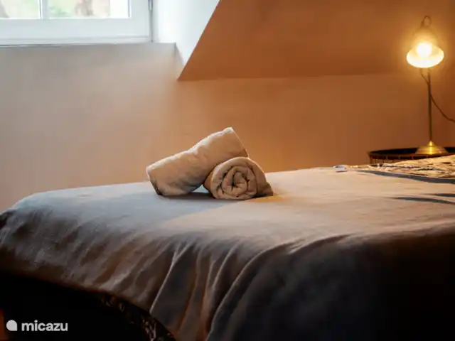 Maison des Coeurs Perdus huren in Frankrijk, Bourgogne, Sainte-Colombe-des-Bois - vakantiehuis zolder slaapkamer