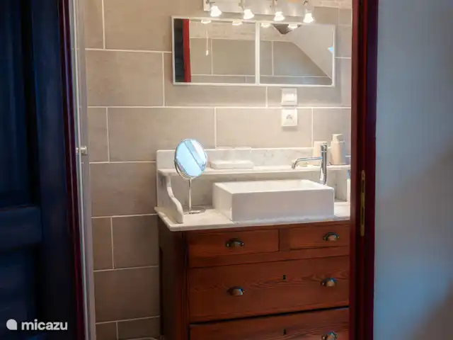 Maison des Coeurs Perdus huren in Frankrijk, Bourgogne, Sainte-Colombe-des-Bois - vakantiehuis Badkamer en suite bij de zolderslaapkamer met douche en toilet.