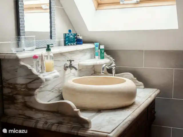 Maison des Coeurs Perdus huren in Frankrijk, Bourgogne, Sainte-Colombe-des-Bois - vakantiehuis Badkamer met douche en bad bij de Master bedroom.