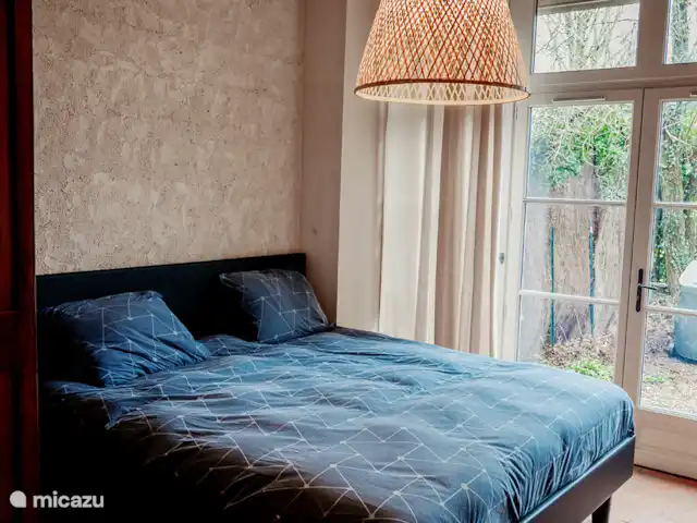 Maison des Coeurs Perdus huren in Frankrijk, Bourgogne, Sainte-Colombe-des-Bois - vakantiehuis tuinslaapkamer