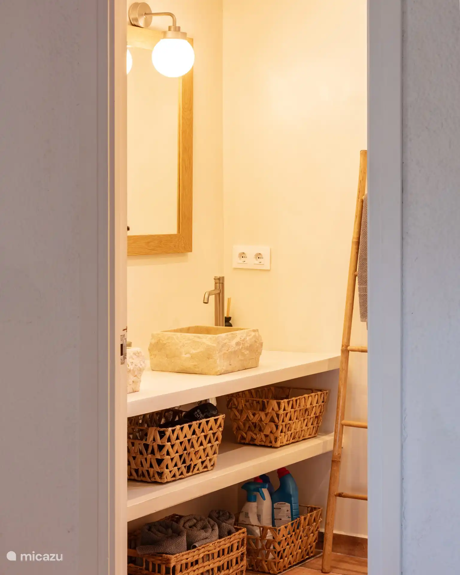 The bathroom with 2 sinks.