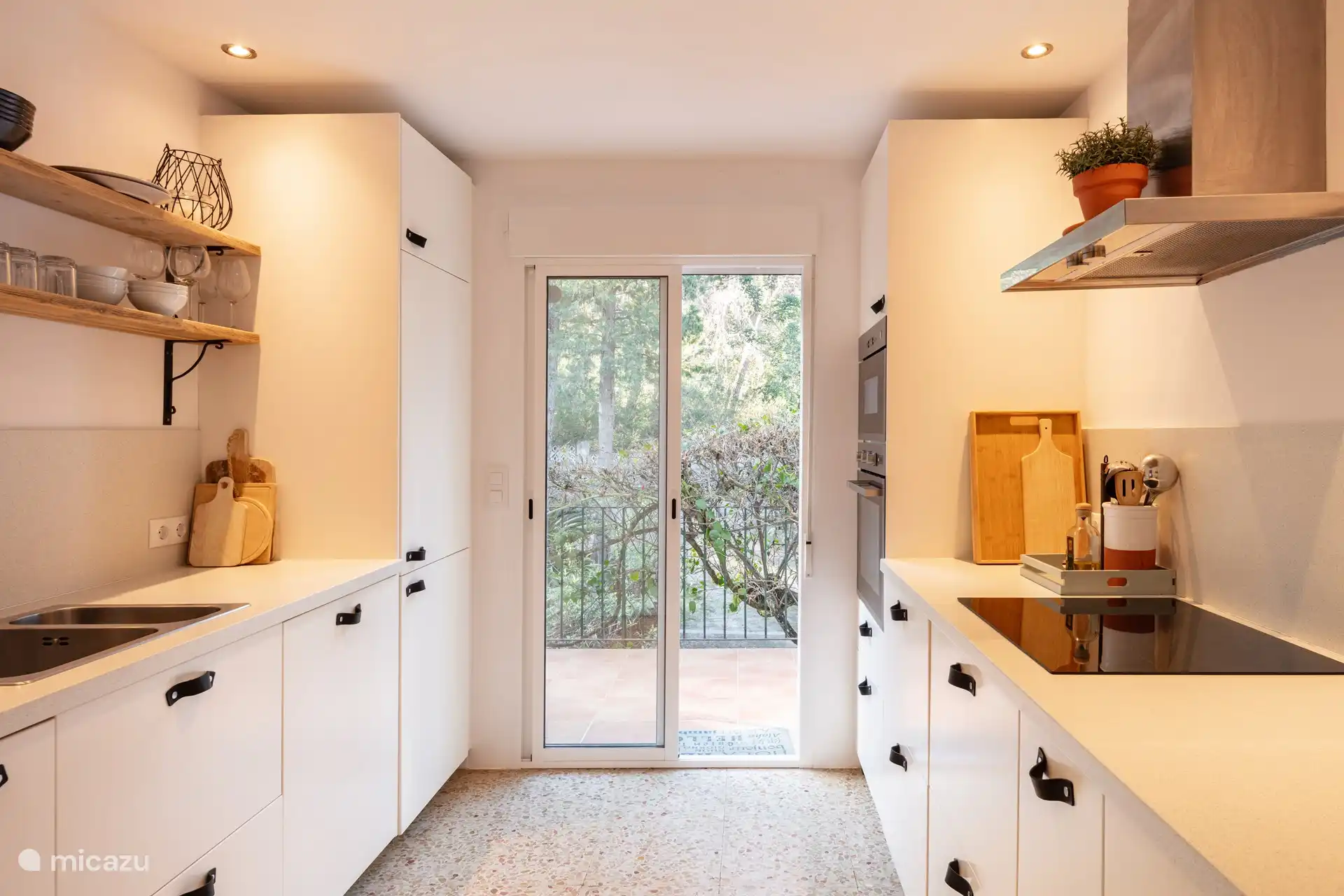 Cozy and complete kitchen