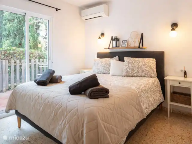 Casa Swart huren in Spanje, Costa Blanca, Jávea - vakantiehuis Slaapkamer 1, met sliding doors naar het terras en een grote kledingkast en TV.