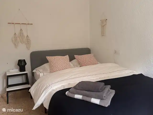 Casa Swart huren in Spanje, Costa Blanca, Jávea - vakantiehuis Slaapkamer 2. Het bed is 140x200 cm. Er kunnen 2 kinderen of 1 volwassene in slapen. Deze kamer heeft een bureau en een grote kledingkast.
