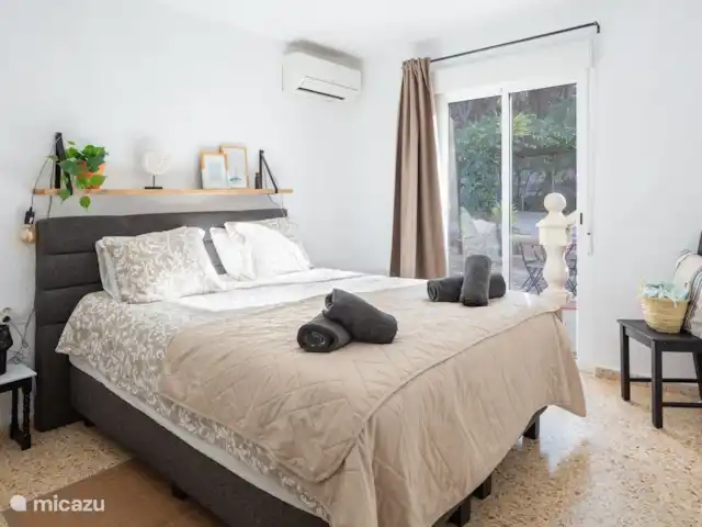 Casa Swart huren in Spanje, Costa Blanca, Jávea - vakantiehuis Slaapkamer 3. Deze kamer heeft sliding doors die uitkomen bij het zwembad/jacuzzi. Er is een grote kledingkast.