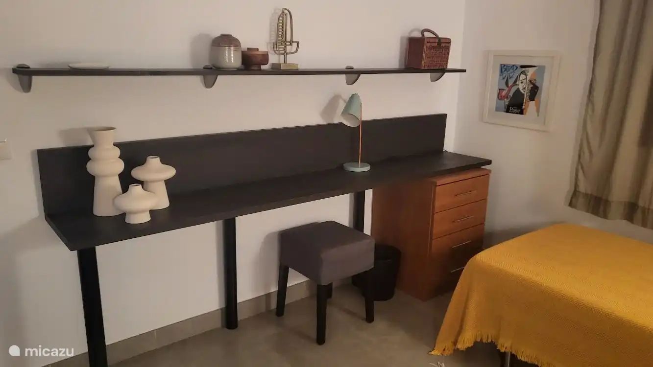 Schreibtisch im Schlafzimmer 2.