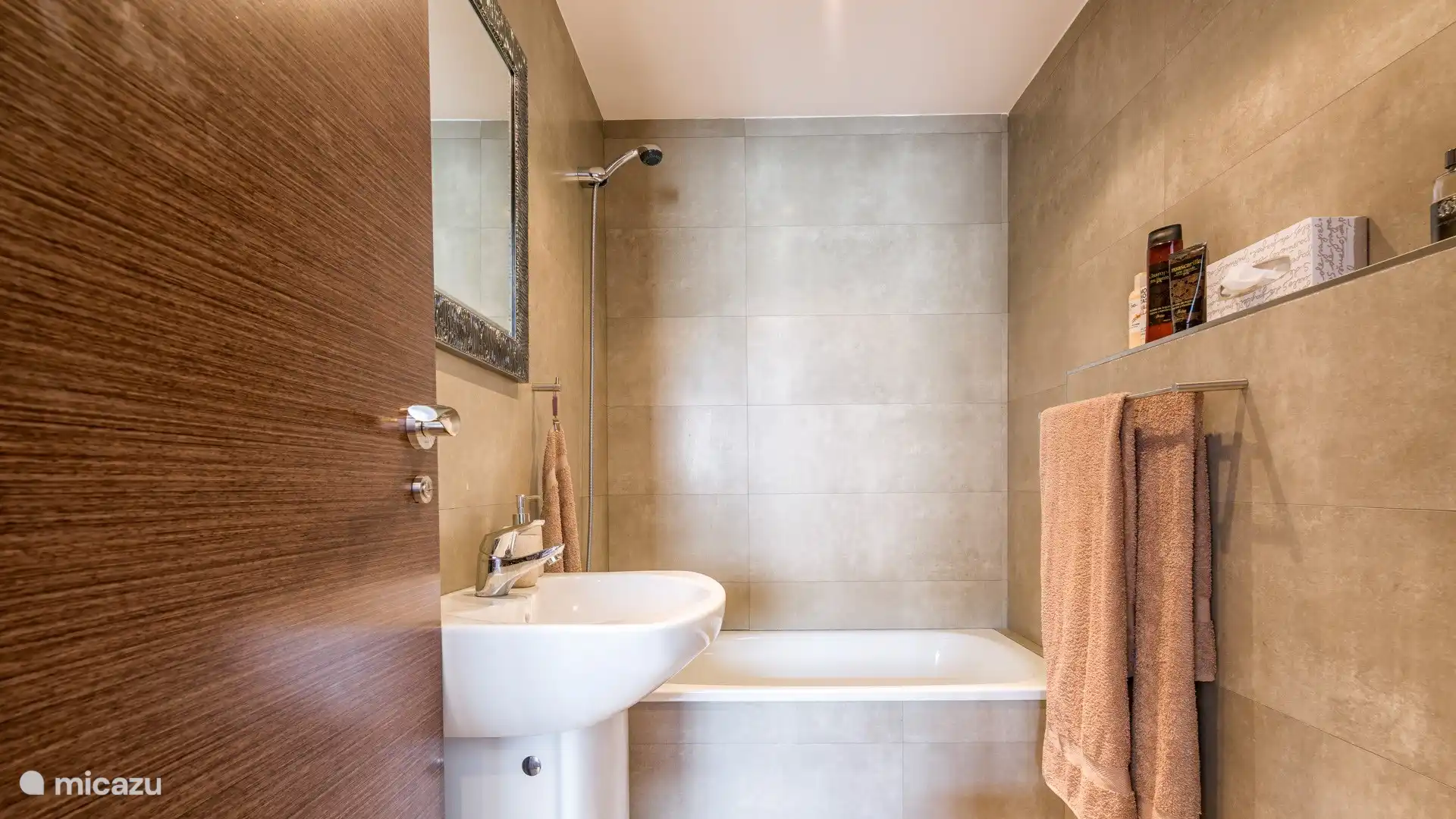 Badezimmer 2: Mit Badewanne und Dusche, en-suite zum Schlafzimmer 2.