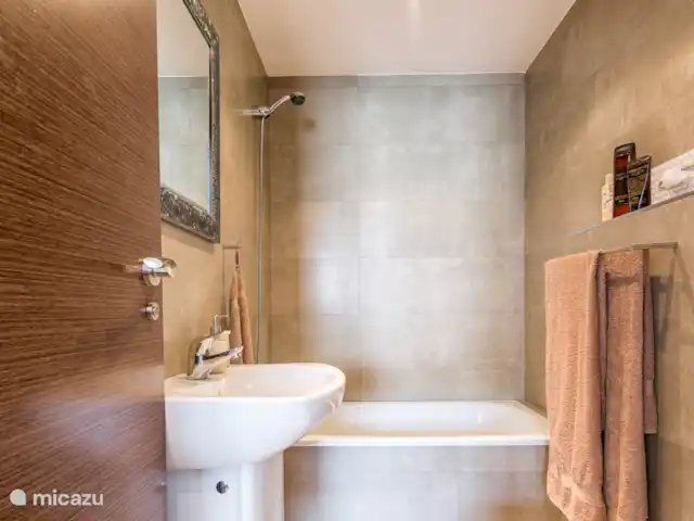 Coeur de Nerja -vue mer + plage 3 min. | Espagne, Costa del Sol, Nerja - appartement Salle de bain 2 : Avec baignoire et douche, attenante à la chambre 2.