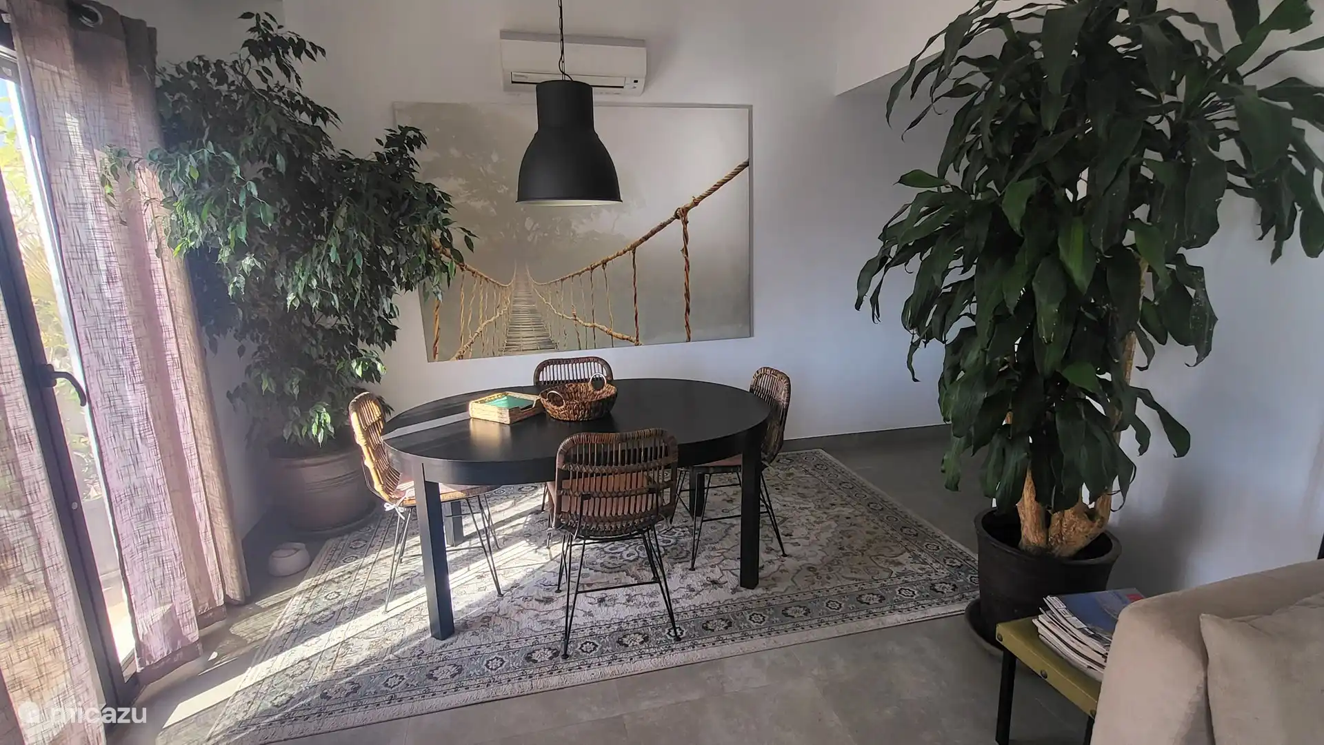 Der Essbereich im Wohnzimmer.