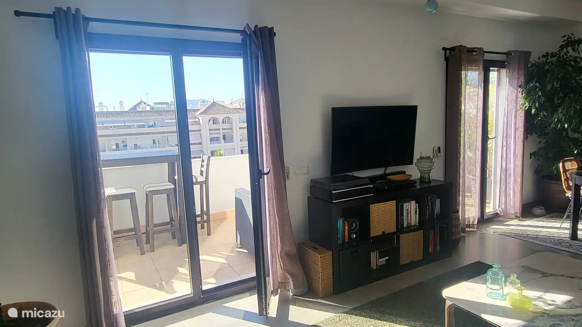 Terrassentüren im Wohnzimmer, die zur vorderen Terrasse führen.