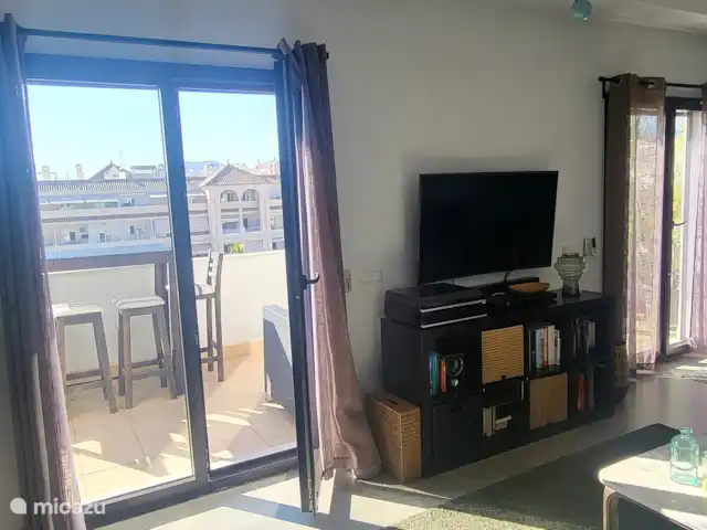 Coeur de Nerja -vue mer + plage 3 min. | Espagne, Costa del Sol, Nerja - appartement Portes-fenêtres dans le salon menant à la terrasse avant.