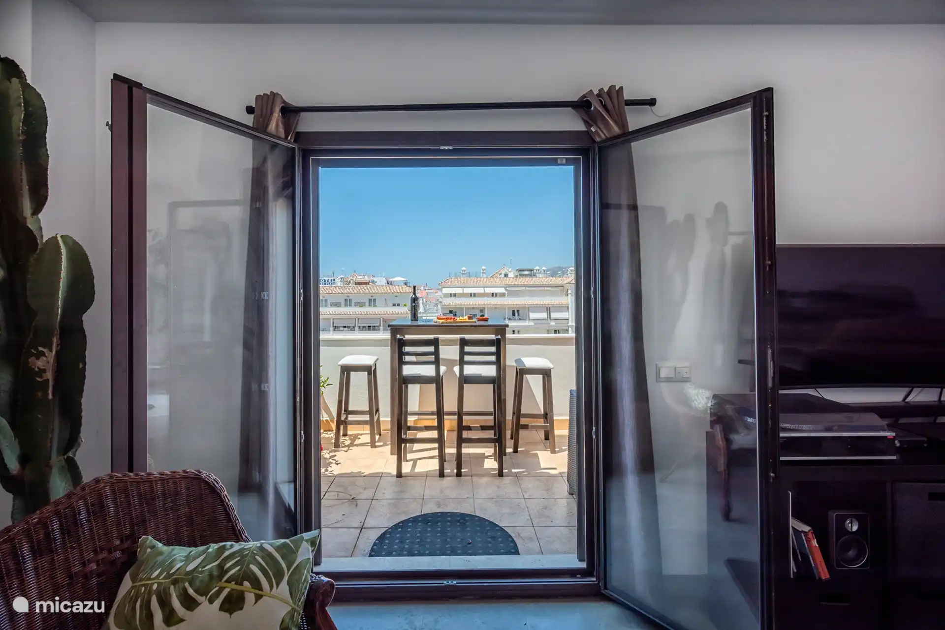 Das Wohnzimmer befindet sich im Wohnzimmer... Bei geöffneten Terrassentüren...