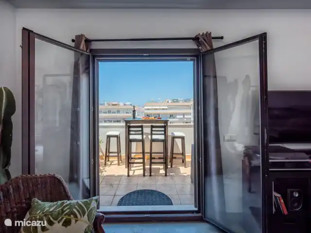 Coeur de Nerja -vue mer + plage 3 min. | Espagne, Costa del Sol, Nerja - appartement Le salon est situé dans le salon... Avec les portes-fenêtres ouvertes...