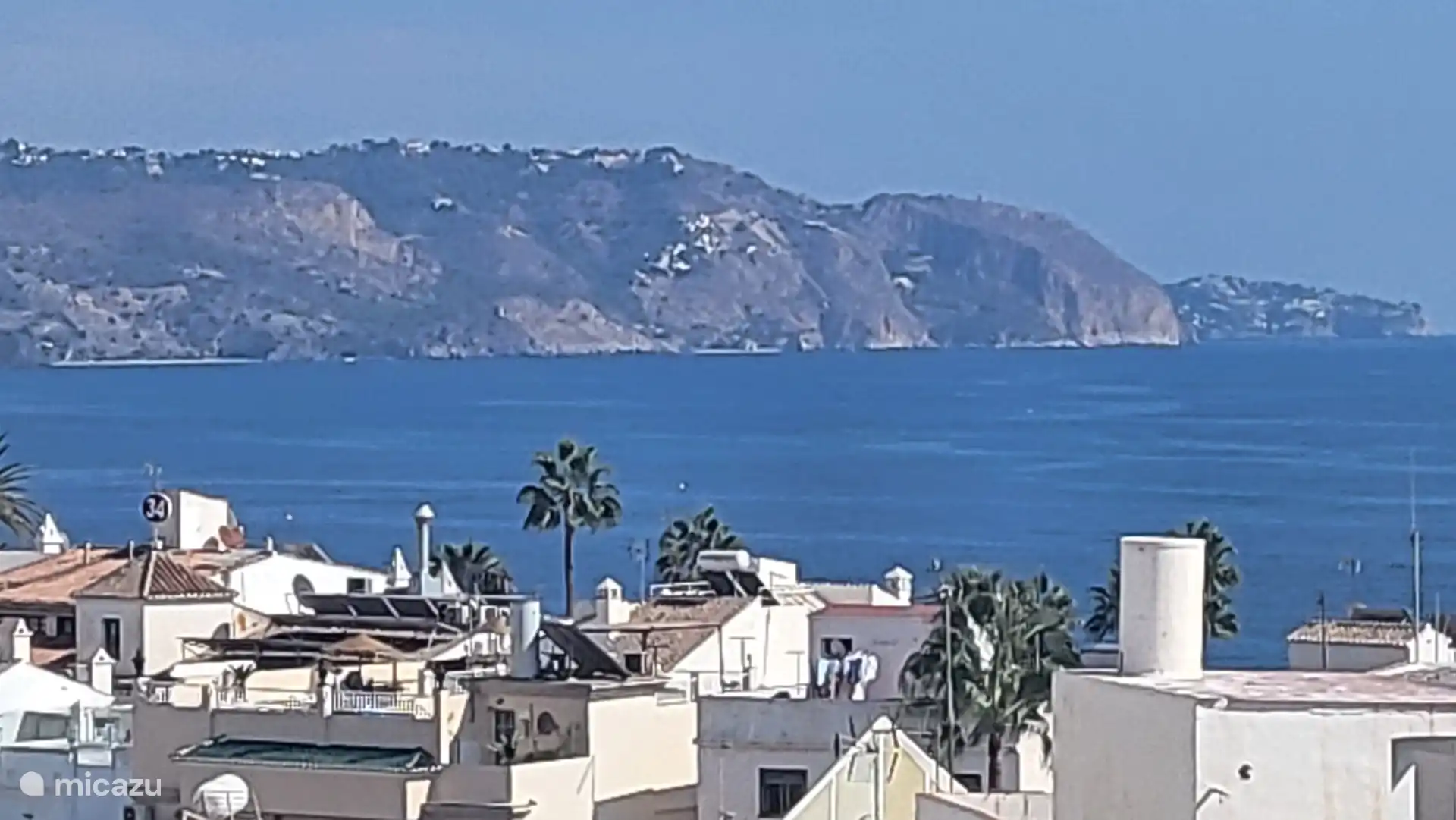 Auch von der hinteren Terrasse aus. Nirgendwo in Europa sind die Berge so nah am Meer.