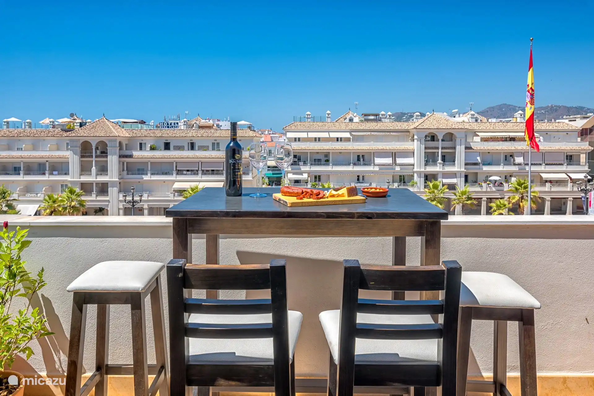 Die vordere Terrasse ist ein perfekter Ort für ein Glas Wein und Tapas am Nachmittag.