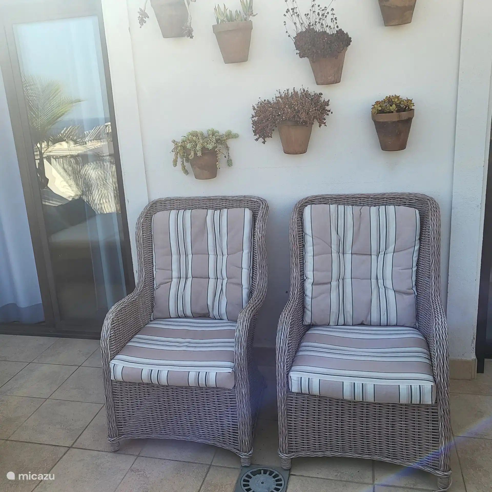 Sessel auf der hinteren Terrasse