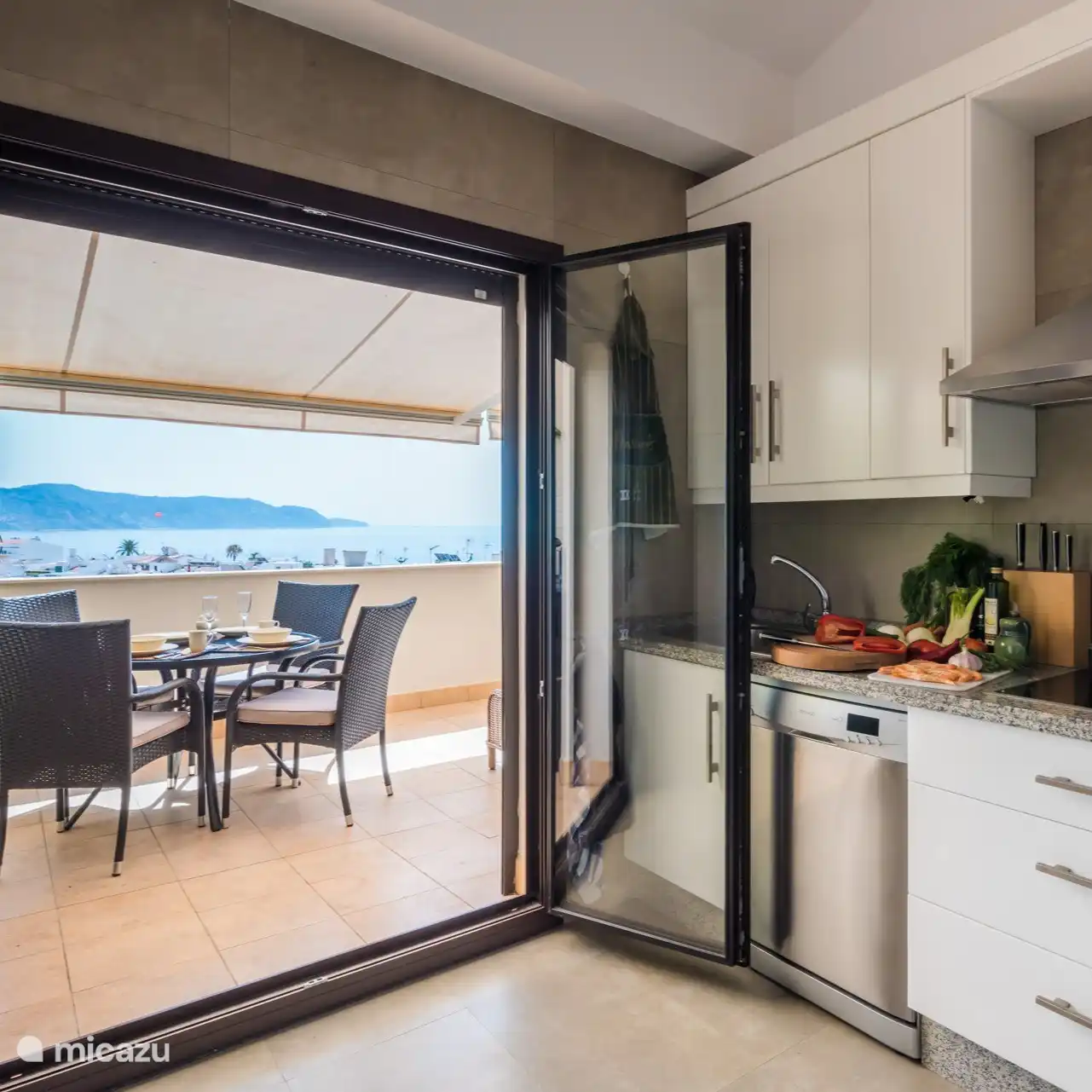 Die Küche grenzt an die hintere Terrasse