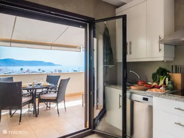 Coeur de Nerja -vue mer + plage 3 min. | Espagne, Costa del Sol, Nerja - appartement La cuisine est adjacente à la terrasse arrière