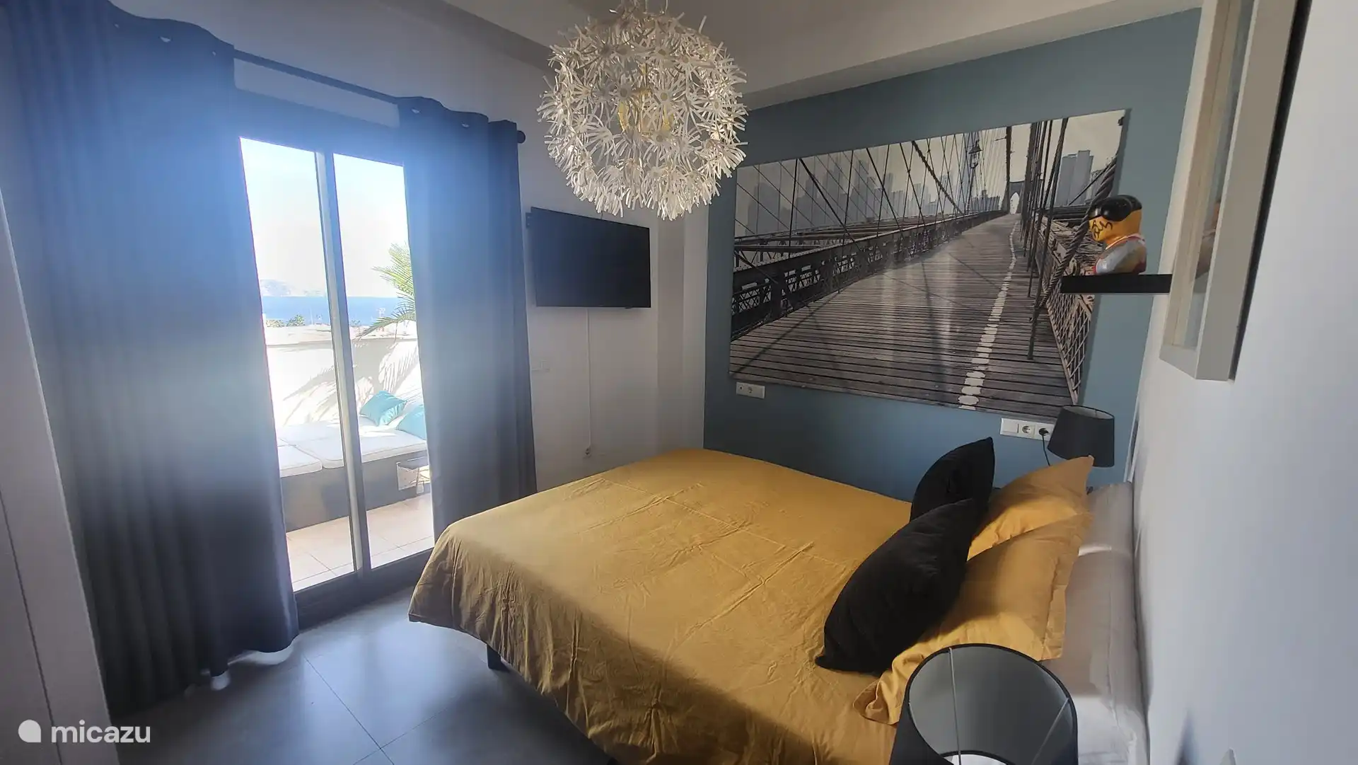 Schlafzimmer 1, mit Schiebetüren zur hinteren Terrasse