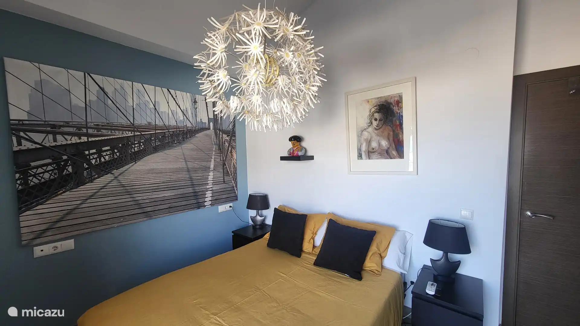 Schlafzimmer 1: elektrisch betriebenes Doppelbett.