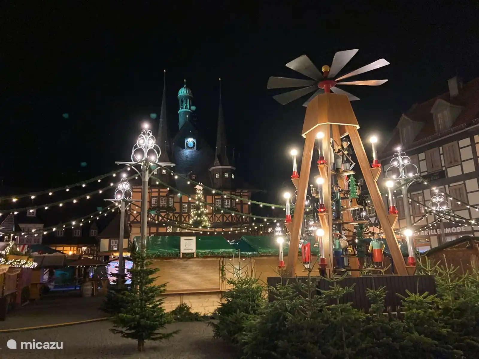 Auf dem Weihnachtsmarkt in Wernigerode kann man sich umsehen und die lokalen Speisen und Getränke genießen.