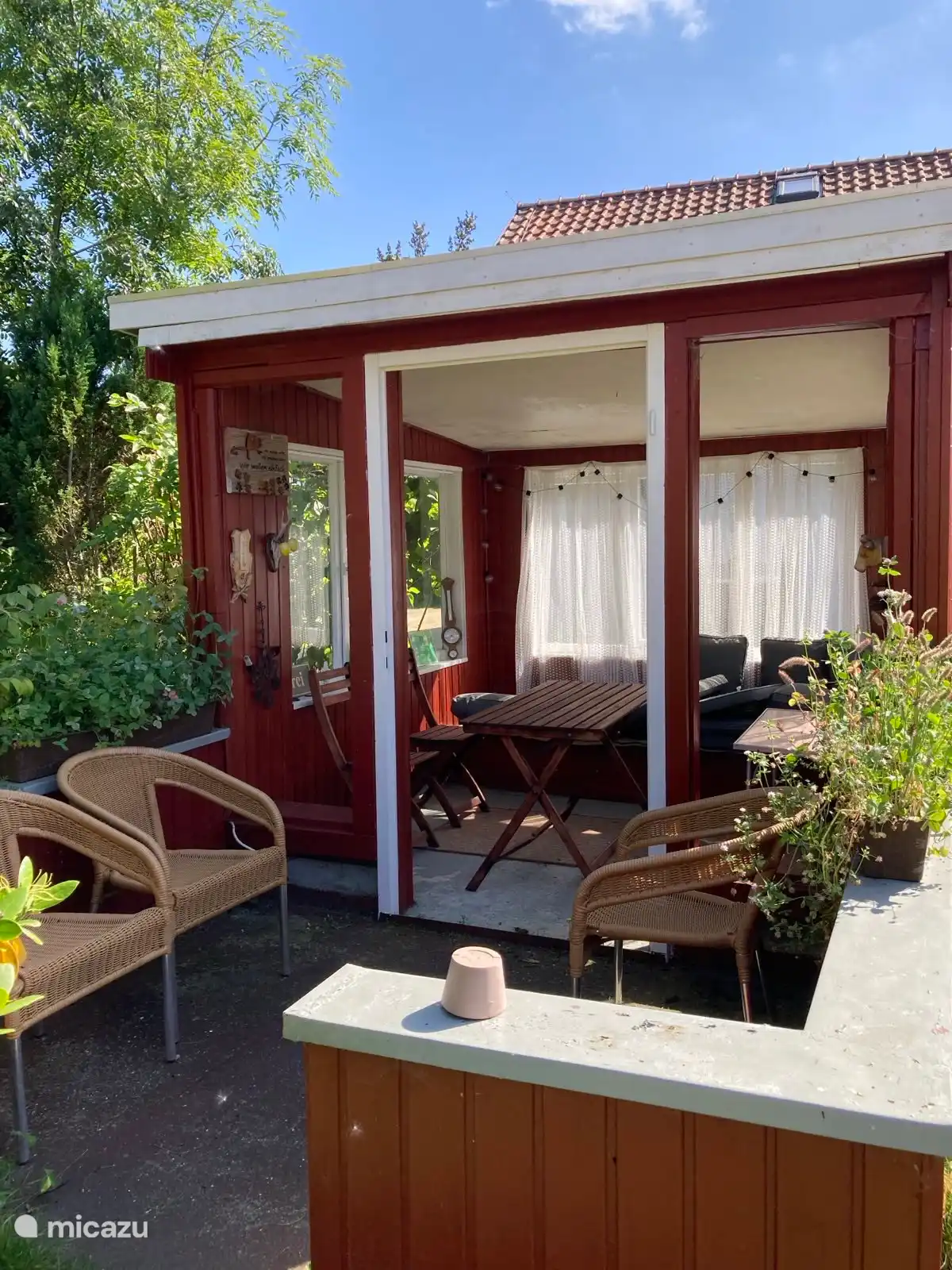 Im Garten gibt es auch ein kleines Gartenhäuschen, in dem man gut windgeschützt in der Sonne sitzen kann.