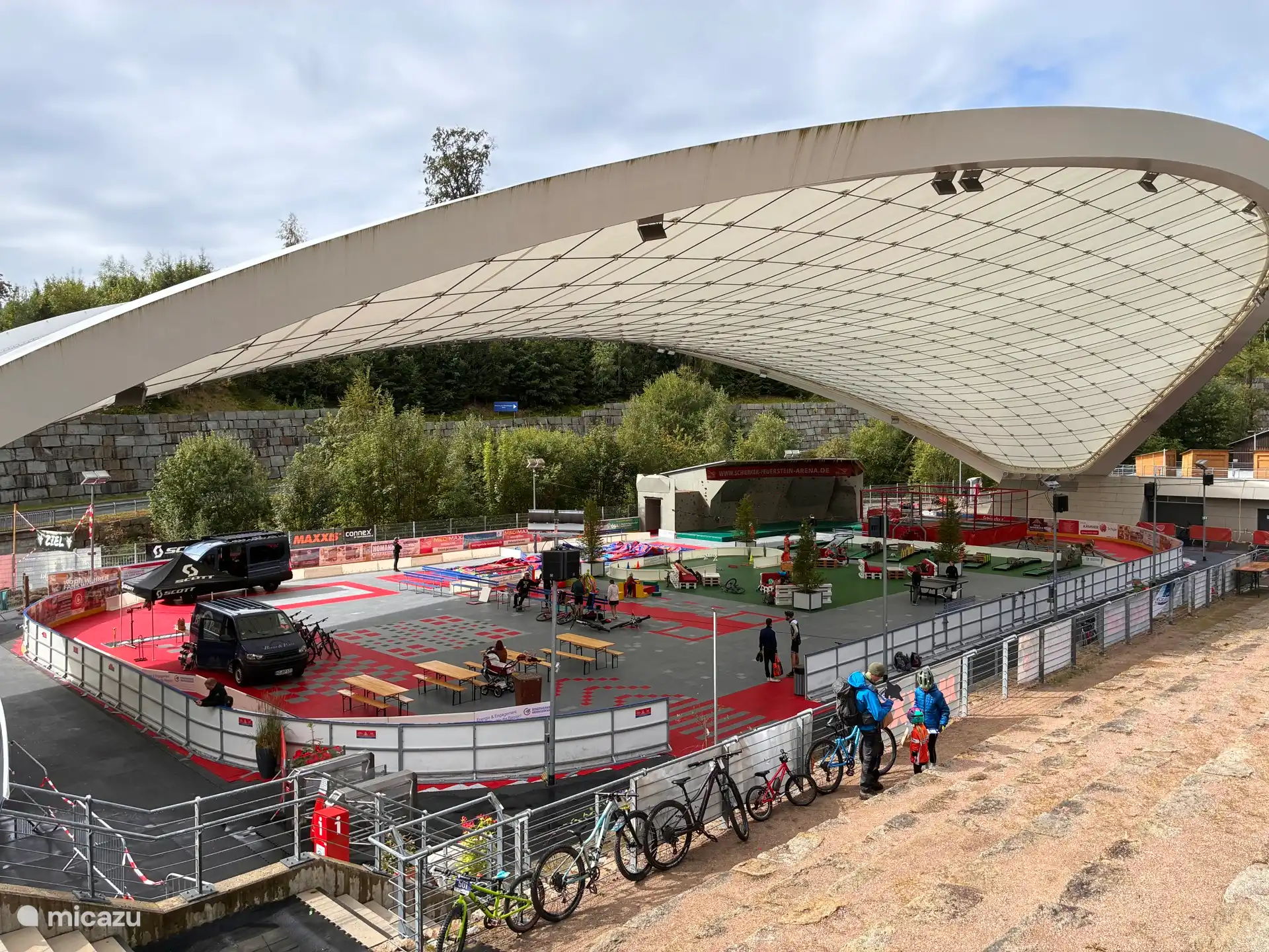 Hay mucho que hacer en la Schierker Feuerstein Arena. El patinaje sobre hielo en invierno, en verano es un paraíso para niños y juegos de escalada. También hay eventos (películas, carreras de ciclismo y atletismo) 