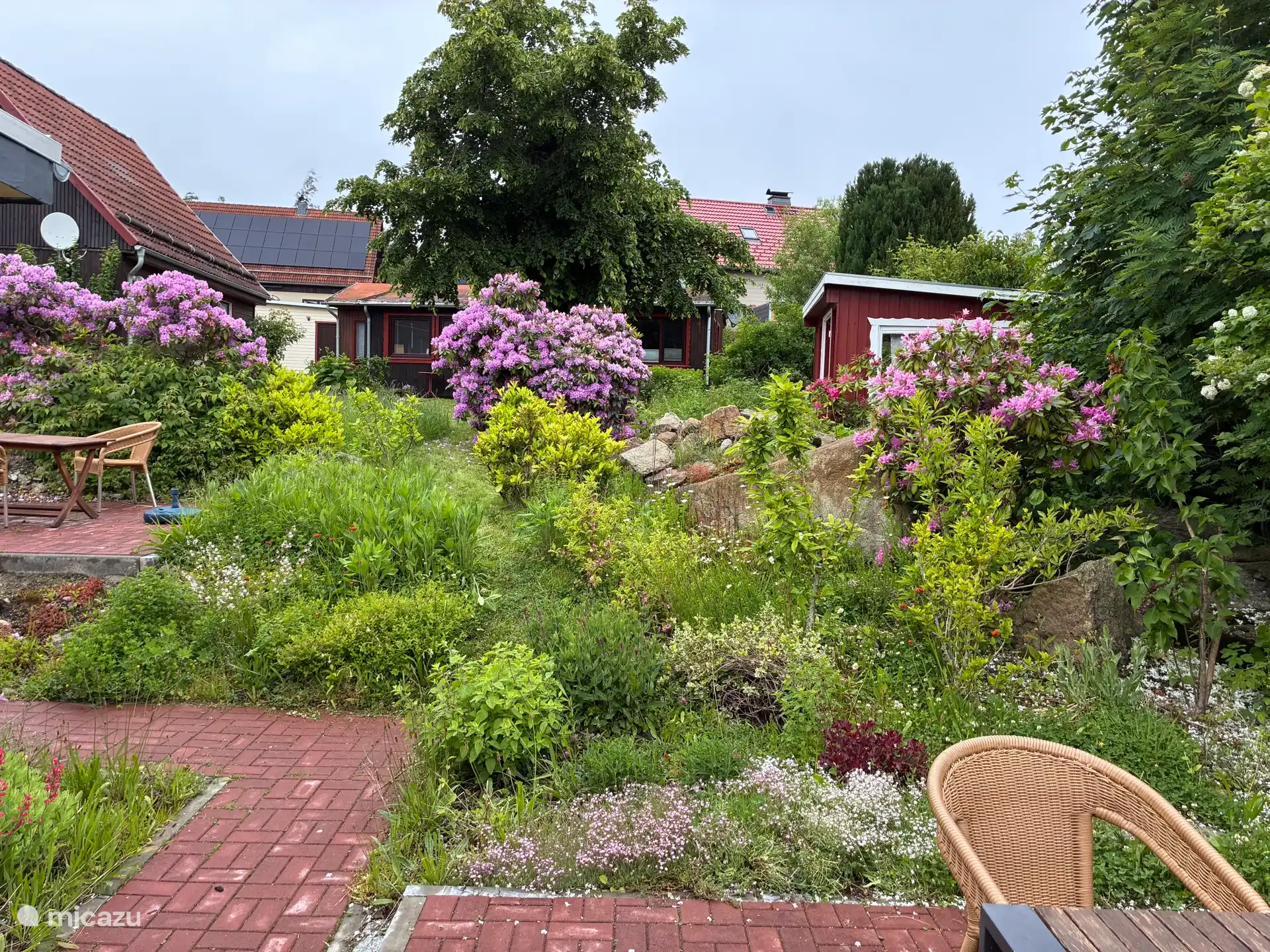 El jardín tiene todo tipo de pequeñas terrazas y muchas flores (silvestres).