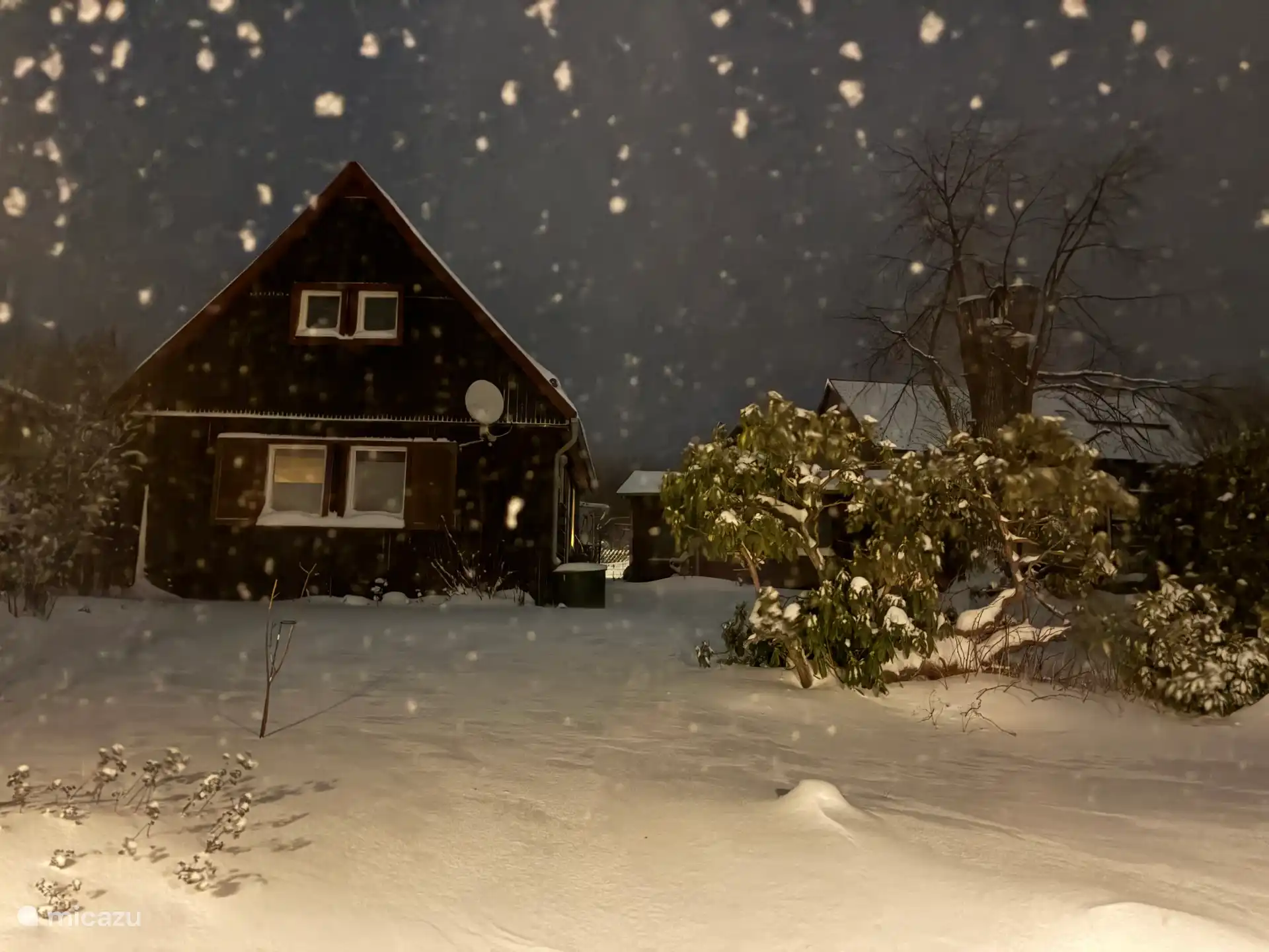 Huisje Wedde in de sneeuw